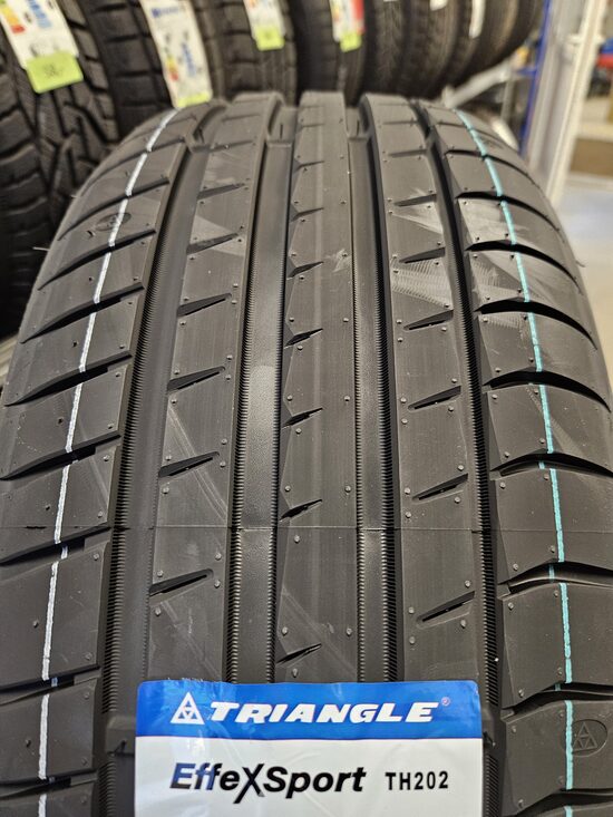 245/40R18 Triangle TH202